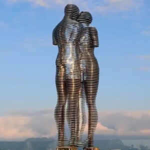 Ali & Nino Moving Sculpture