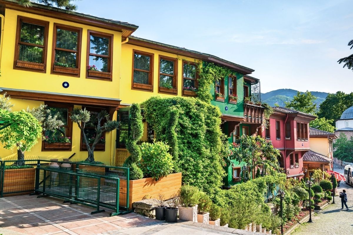 Bursa The western province Bursa feels much like an open-air museum with its traditional houses lining the streets. The city was once the capital of the Ottoman empire but also offers thermal springs and skiing opportunities on mount Uludağ.