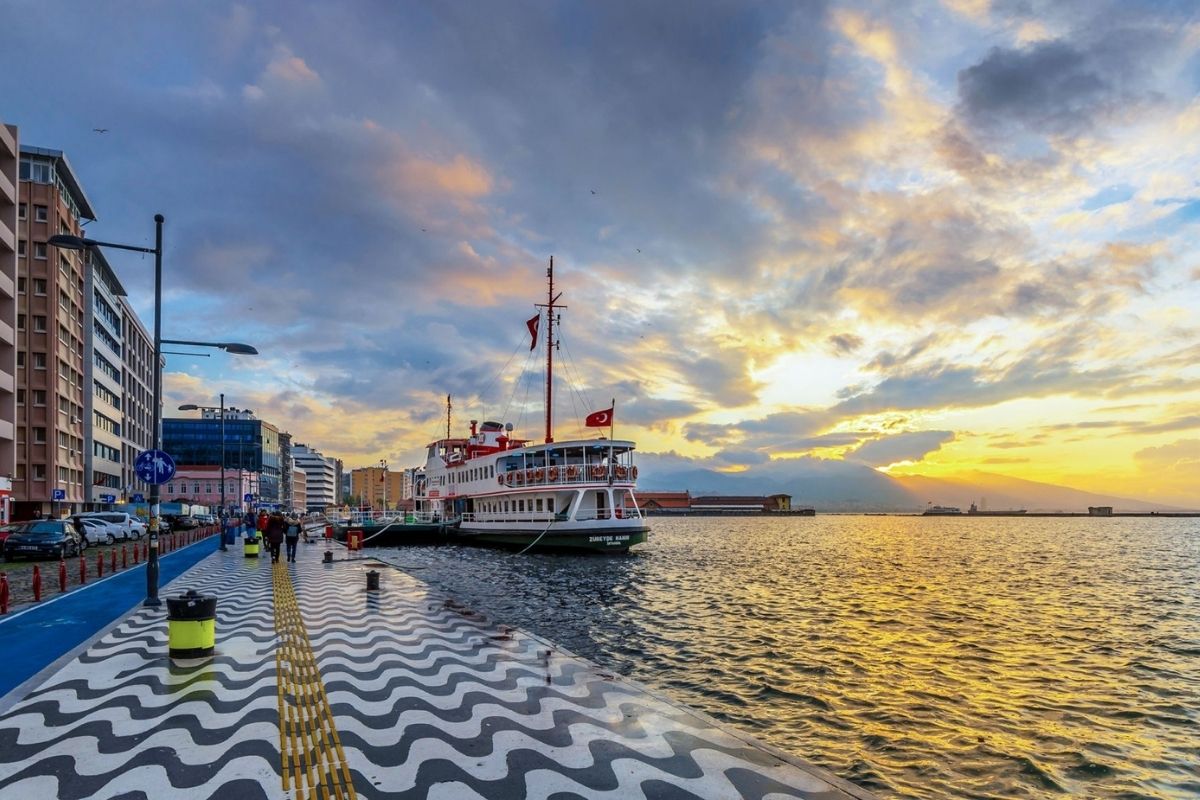 İzmir Located on the western extremity of Anatolia, İzmir is Turkey’s third-largest city, where history and modern life are intertwined.