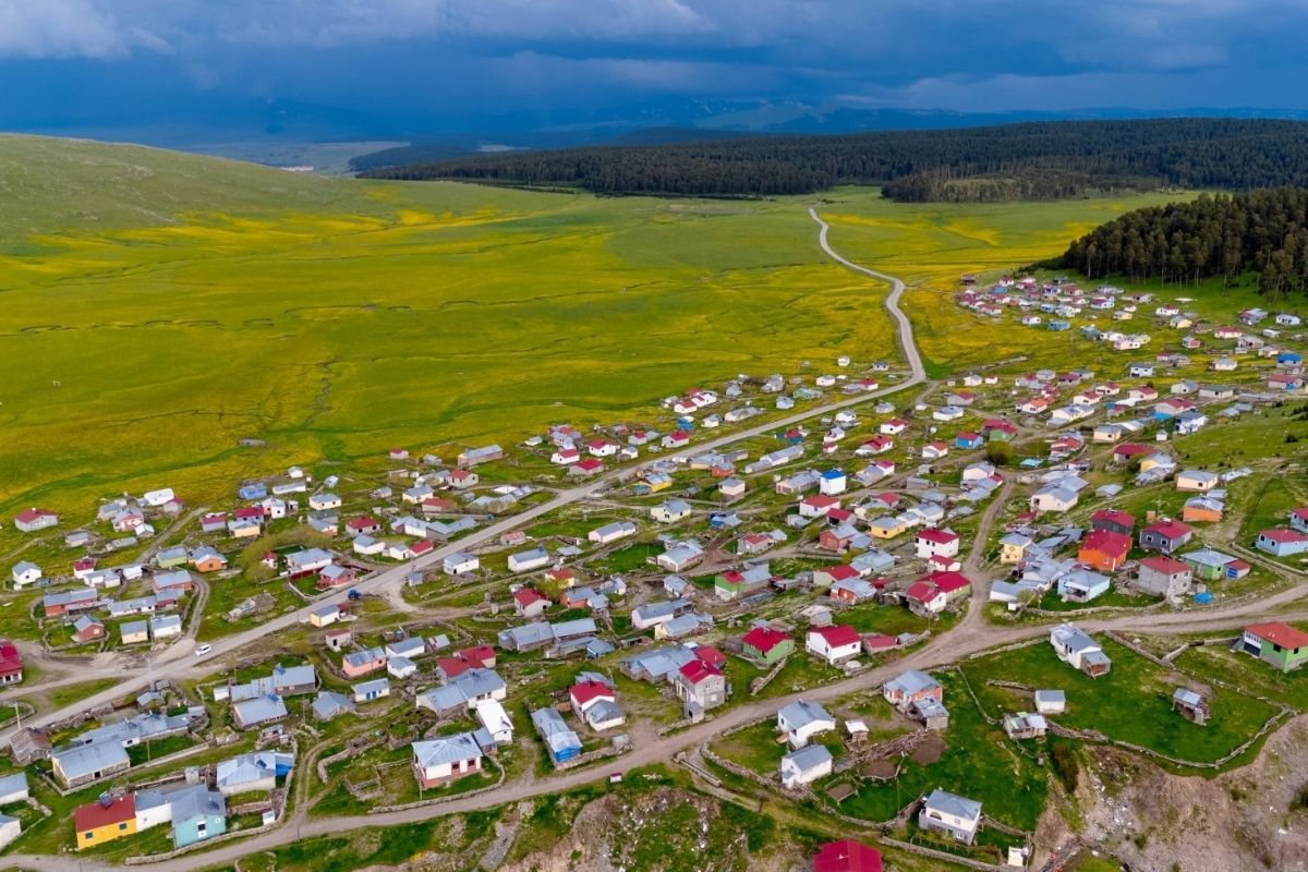 Türkiye's Ardahan winding rivers paint vibrant spring spectacle