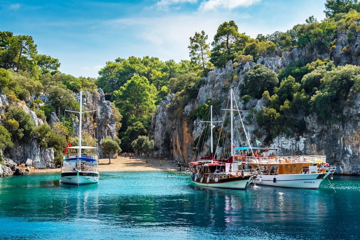 Cruise turquoise waters on a gület